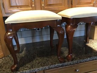 (2) STANLEY FURNITURE Queen Anne Vanity Bench Stools Cherry Wood Ivory Padded 20” 6