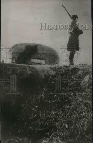 1939 Press Photo Sentry On Guard By A Casemate On The Maginot Line,  Wwii Belgium