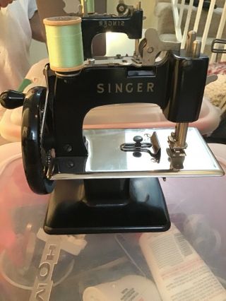 Vintage Singer Sewhandy Black Toy Sewing Machine Model 20.  Key,  Clamp,  Needles Etc