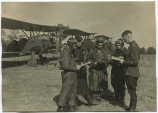 Wwii Large Size Press Photo: Russian Air Force Pilots & Po - 2 Biplane Aircrafts