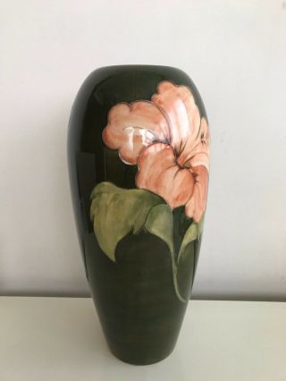 Moorcroft Vintage Mid Century Hibiscus Flowers Patter Vase 31,  5 cm.  / 12,  8 inch. 4