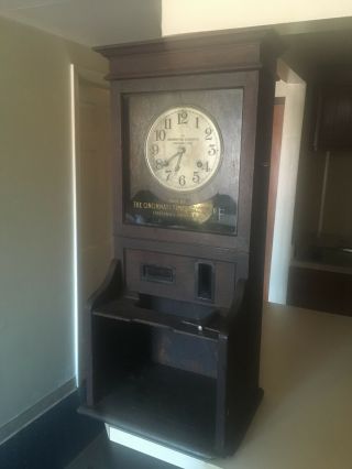 ANTIQUE OAK CINCINNATI TIME RECORDER COMPANY CLOCK THAT WITH KEY 6