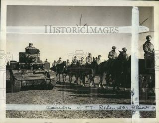 1941 Press Photo Us Army War Tank & Mounted Soldiers At Fort Riley,  Kansas