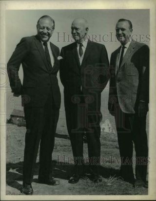 1965 Press Photo Dwight Eisenhower Visits Normandy Beach With Cbs Reporters