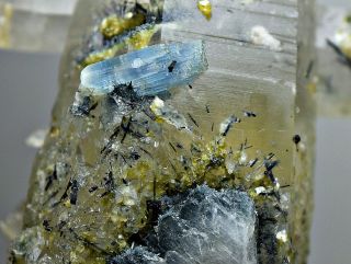 215 CT Rare Alkali BERYL Rosterite Crystal on Cross shape Quartz Crystal@Afghan 8