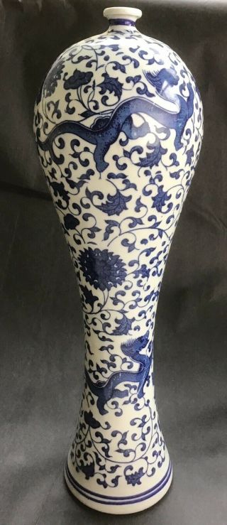 ANTIQUE or VINTAGE CHINESE BLUE AND WHITE VASE 2