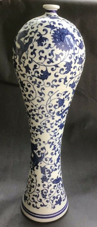 ANTIQUE or VINTAGE CHINESE BLUE AND WHITE VASE 3