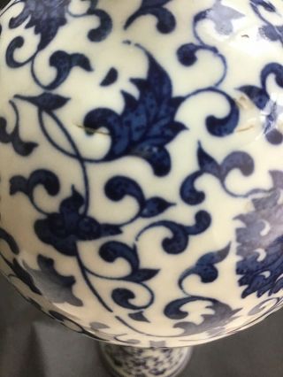 ANTIQUE or VINTAGE CHINESE BLUE AND WHITE VASE 5