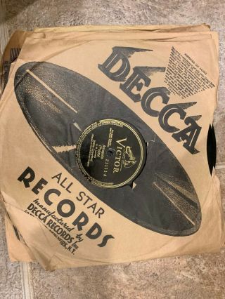 Vintage Record Storage with 42 gramophone records from 1930 or 1940. 4