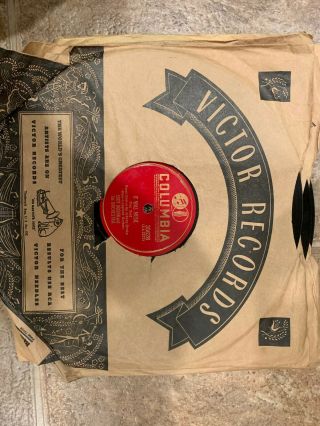 Vintage Record Storage with 42 gramophone records from 1930 or 1940. 6