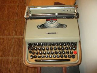 Vintage Olivetti Lettera 22 Portable Typewriter In Leather Case