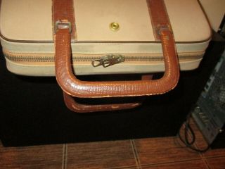 VINTAGE OLIVETTI LETTERA 22 PORTABLE TYPEWRITER IN LEATHER CASE 3