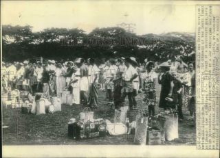 1945 Press Photo U.  S. ,  British Civilian Internees At Santo Tomas Camp In Manila
