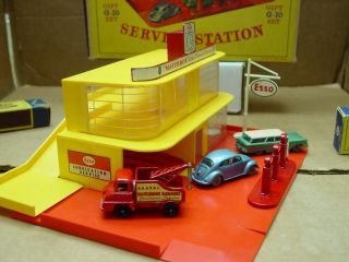 VINTAGE MATCHBOX GIFT SET G - 10 SERVICE STATION WITH CARS BOXES VOLKSWAGEN FORD 12