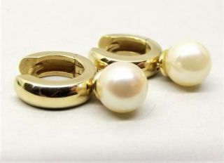 Vtg 18k Gold Cultured Pearl Huggie Earrings Dangle Hoop 6.  75mm Pearl Estate