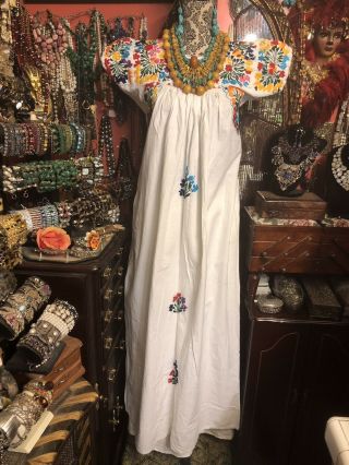 Vintage 70s White Mexican Oaxacan Floral Embroidered Mexican Dress M