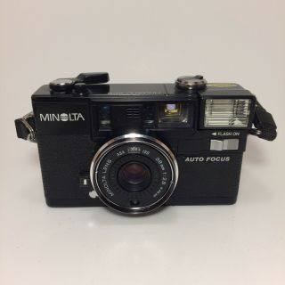 Vintage Minolta Hi - Matic AF2 Auto Focus W/ Flash 35mm Film Camera 38mm 1:2.  8 2