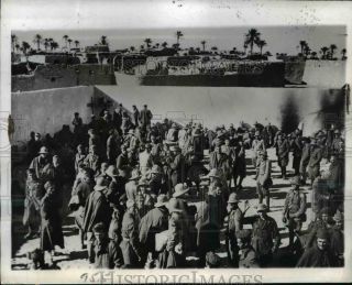 1942 Press Photo Italian Troops Prisoners Of War In Libya - Nem40283