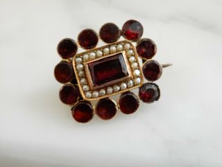 A VICTORIAN ANTIQUE 9 CT GOLD GARNET AND SEED PEARL BROOCH 2