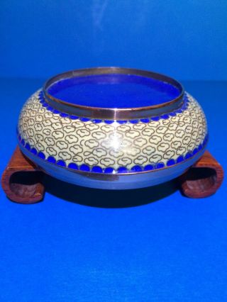 A Good Antique Chinese Cloisonne Circular Box and Cover,  Ching / Early Republic 2