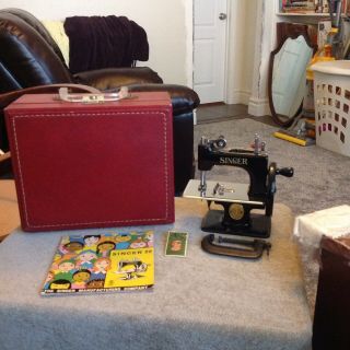 Mib Rare Antique Vintage Singer Sewhandy 20 Toy Sewing Machine Small Child Case
