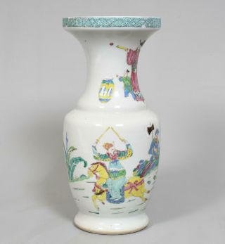 A Famille Rose Vase with Fighting Scene,  H.  41 cm 2