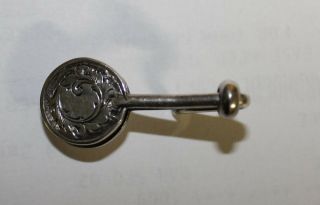 A antique solid silver napkin clip by G E Walton circa 1908. 3