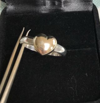 VINTAGE STERLING SILVER BAND RING SET WITH 14ct (585) GOLD HEART.  SIZE P 2