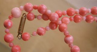 LOVELY VINTAGE REAL CARVED GRADUATED PINK CORAL BEAD NECKLACE 17g 6