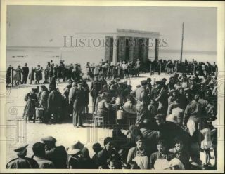 1943 Press Photo Greek Refugees Line Up To Register At Camp Moses Well In Egypt