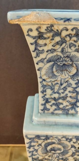 A blue and white,  Qing dynasty,  19th century,  Incense Holder or Altar Vase 2