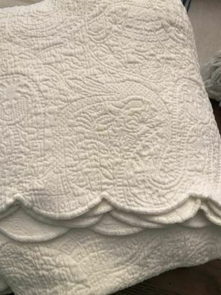 Vintage Cottage Shabby Chic White Matelasse Scalloped Edge Bedspread Coverlet