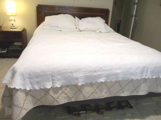 Vintage Charter Club White Matelasse Coverlet Scalloped 100 Cotton,  2 Shams