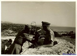 Press Photo: On Wacht Italian & Luftwaffe Officers W/ View Scope; Rhodes,  Greece