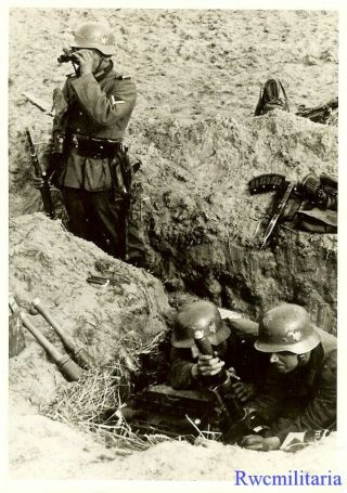 Press Photo: Action Wehrmacht Granatwerfer Crew Firing 5cm Mortar In Trenchline