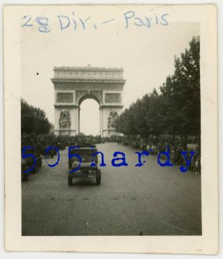 Wwii Us Gi Photo - 28th Infantry Division Trucks Head Towards Arc De Triomphe 1