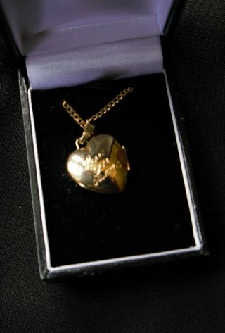 boxed vintage 375 9ct gold locket with 18 