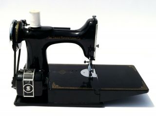 Vintage 1946 Singer 221 Featherweight Scroll Face Sewing Machine & 5