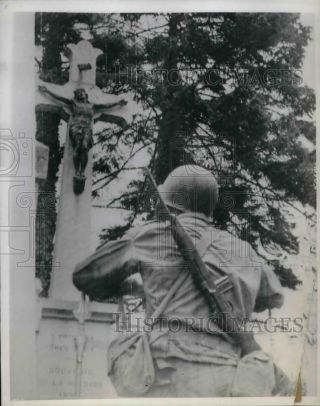 1944 Press Photo American Soldier & French Shrine Along A Road