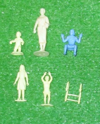 Plastic Figures Marx And Other Dollhouse Family Figures Includes A Nurse/nanny