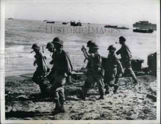 1944 Press Photo Us Soldiers On Beach At Leyte,  P.  I.  - Nem06632