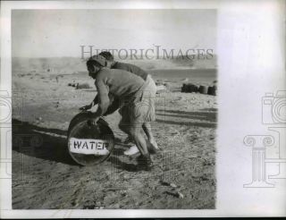 1943 Press Photo Men Rolling Water Barrels In Tobruk,  Libya - Nem39950