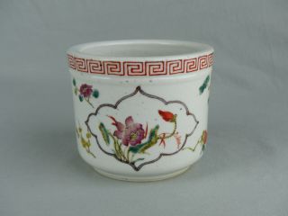 A Chinese Porcelain Famille Rose Cachepot Planter 18th / 19th Century
