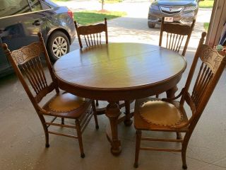 Antique Solid Oak Dining Room Table With 4 Chairs And 2 Leaves.
