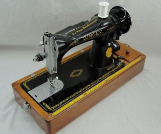 VINTAGE SINGER ELECTRIC SEWING MACHINE MODEL 15 - 91 1940 ' S W/CARRY CASE & 6