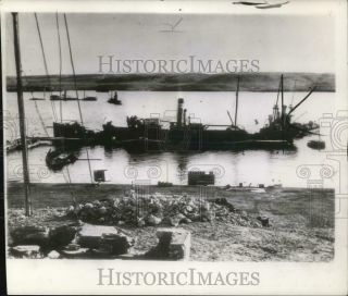 1942 Press Photo Allied Bombers Wreck Ships Clutter Harbor Of Tobruk