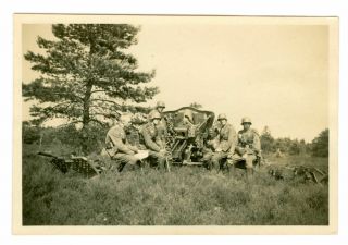 German 105mm artillery gun and five crewmen,  WW2.  Photo 2