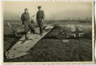 Wwii Photo: Russian Military With Shot Down Luftwaffe Messerschmitt Bf 109