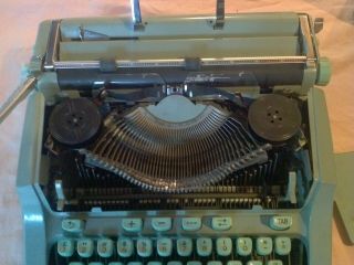 Vintage Hermes 3000 typewriter with Case 4