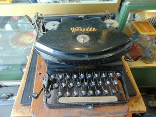 Antique 1900:s Wellington Vintage Typewriter W/case -